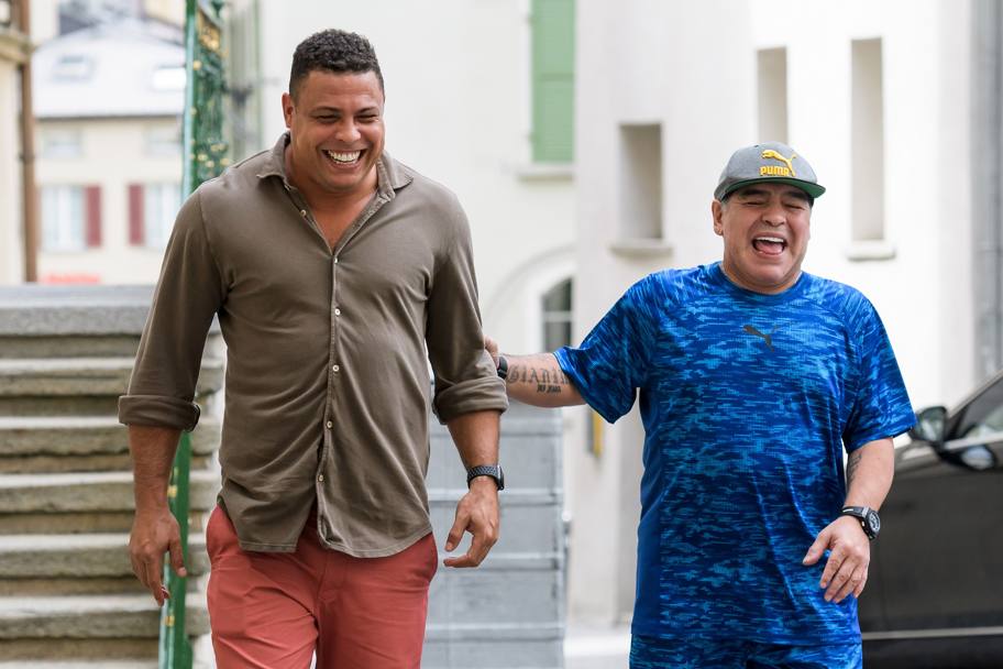 Ronaldo e Diego Armando Maradona, mentre camminano e scherzano. Afp